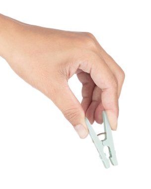 El ele tutuşan plastik mandal beyaz arka planda izole edilmiş..