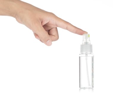 Küçük Su Kutusu Spreyi Şişesi ile el beyaz arka planda izole