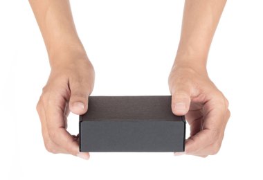 Kadın eli, beyaz arka planda izole edilmiş ellerde boş bir kart tutuyor.