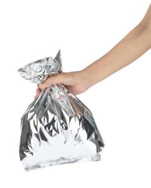 Beyaz arkaplanda gümüş folyo çantası var.