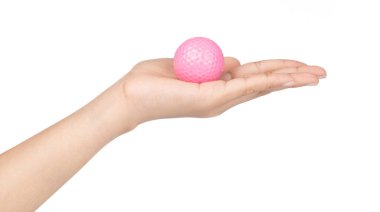 Beyaz arka planda izole edilmiş pembe bir golf topu tutuyor.