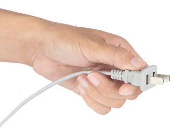 El ele tutuşan Gri Güç prizi beyaz arkaplanda izole edildi.