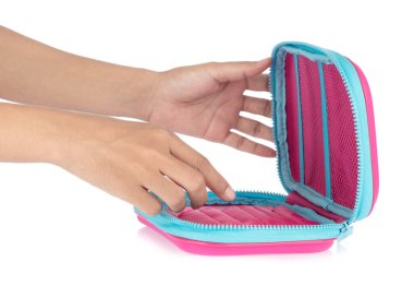 Beyaz arkaplanda izole edilmiş kalem kutusu ile el