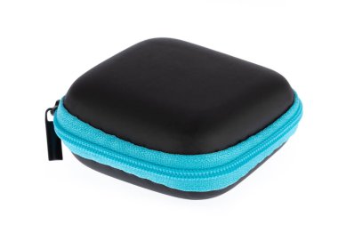 Mavi kulaklık kulaklıklar, çanta kutusu, cüzdan para çantası beyaz arka planda izole edilmiş..