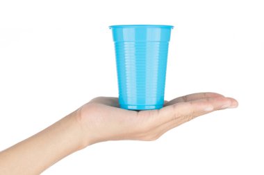 El ele tutuşan mavi plastik cam beyaz arka planda izole edilmiş.