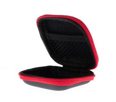 Kırmızı kulaklık kulaklıklar, çanta kutusu, cüzdan para çantası beyaz arka planda izole edilmiş..