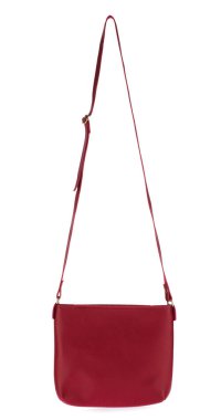 Beyaz arkaplanda kırmızı deri kadın çantası var.