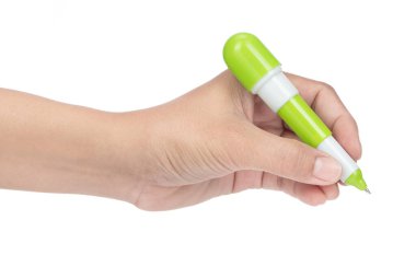 El ele tutuşan yeşil taşınabilir kalem beyaz arkaplanda izole edildi.