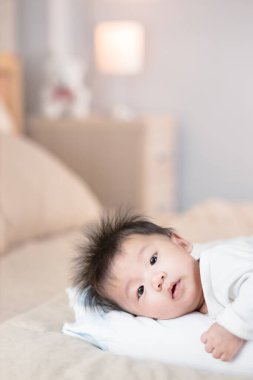 Yatakta uzanan tatlı bebek.