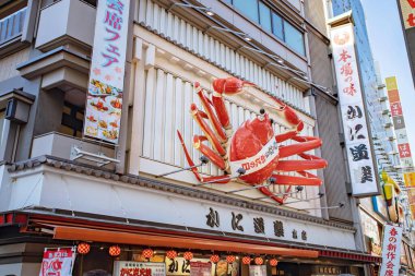 Osaka, JAPAN Mayıs - 21, 2019: Osaka 'da Billboard ile Dotonbori alışveriş caddesi. Namba, Osaka, Japonya 'daki Landmark. 