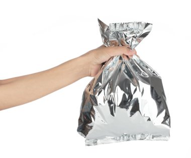 Beyaz arkaplanda gümüş folyo çantası var.