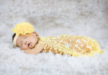Beyaz yün halılarda çiçek bandı takan şirin Newborn 'u kapat, moda konsepti.