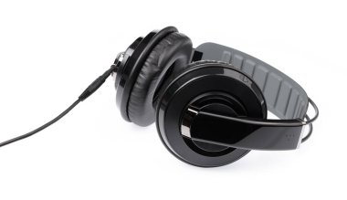 Beyaz arkaplanda izole kulaklıklar