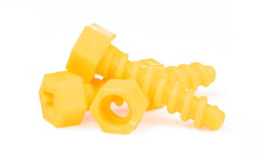 Beyaz arkaplanda izole edilmiş plastik cıvatalar veya fındıklar