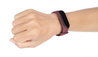 Beyaz arkaplanda izole edilmiş kalp hızı ve sağlık verilerini izleyen akıllı bant.