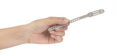 El ele tutuşan kablo bağı izole edilmiş beyaz arkaplan