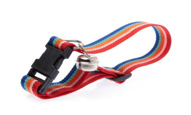 Beyaz arka planda köpek ve kedi için zili olan tasma