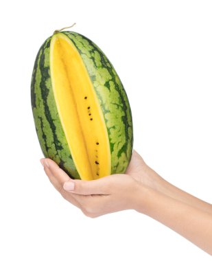 El ele tutuşan sarı karpuz dilimi beyaz arka planda izole edilmiş.