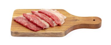 Kesme tahtasındaki domuz dilimleri beyaz arkaplanda izole edildi