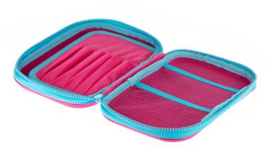 Beyaz arkaplanda izole edilmiş kalem kutusu