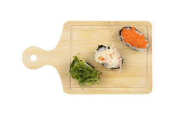 Beyaz arkaplanda izole edilmiş suşi seti.