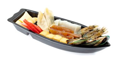 Shabu ya da Sukiyaki için deniz ürünleri seti beyaz arka planda izole edilmiş Japon sıcak tencere tarzı.