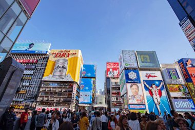 Osaka, JAPAN Mayıs - 21, 2019: Osaka 'da Billboard ile Dotonbori alışveriş caddesi. Namba, Osaka, Japonya 'daki Landmark. 