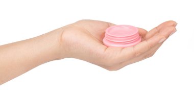 Beyaz arka planda el ele tutuşan dudak kremi.