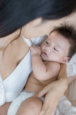 Anne küçük şirin bebeğine bakıyor..