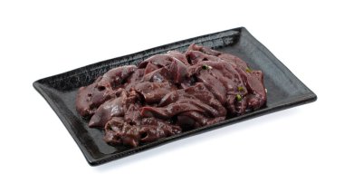 Beyaz arka planda izole edilmiş taze domuz ciğeri.