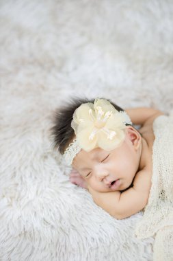 Şirin Newborn 'un saç bandını yün halılara takması, moda konsepti