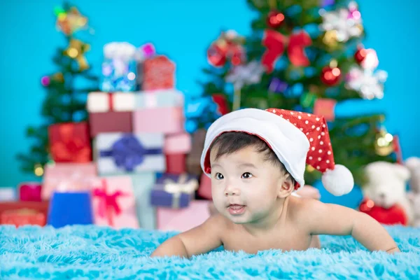 Gelukkig Schattig Baby Santa Claus Hoed Met Kerstboom Geschenken — Stockfoto