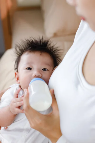 Mother Feeding Baby Milk Bottle — Stock Photo, Image