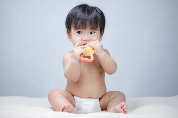 Adorable Bebé Pequeño Con Alimentador Frutas Silicona —  Fotos de Stock