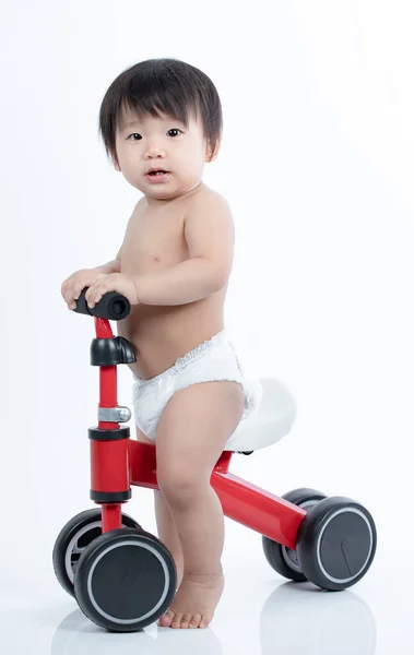 Cute Baby Biegacza Uczy Się Zachować Równowagę Uruchomić Rower Izolowany — Zdjęcie stockowe
