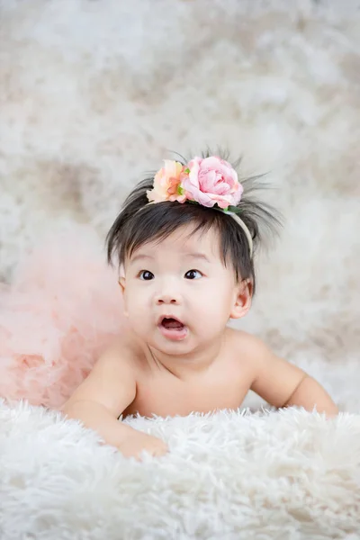 Retrato Bebê Muito Bonito Uma Saia Rosa — Fotografia de Stock