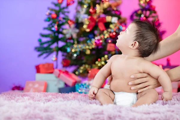 Schattige Kleine Baby Met Kerstdoos Cadeau Een Kerstdag — Stockfoto