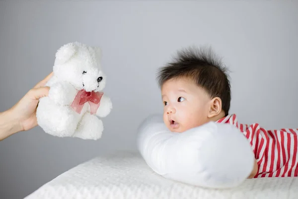 子供赤ちゃん見ますで手保持テディおもちゃ上の赤ちゃん — ストック写真