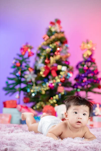 Gelukkig Nieuwjaar Kerstboom Met Schattige Kleine Baby — Stockfoto