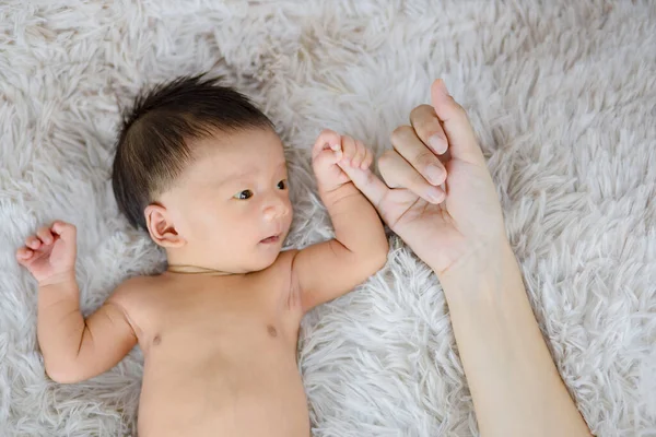 Mãos Pais Segurando Dedos Recém Nascidos Bebê — Fotografia de Stock