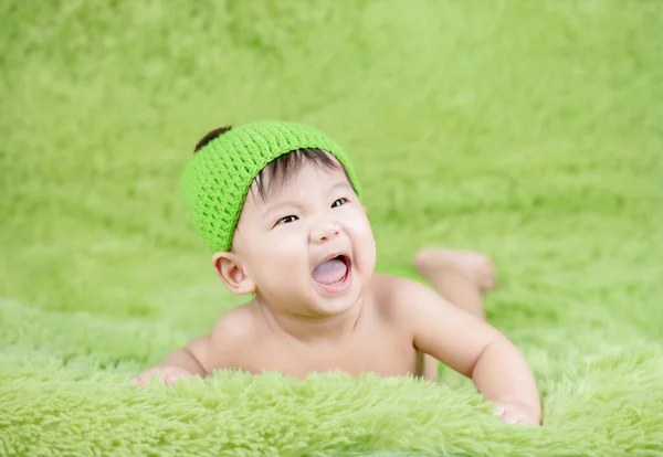 かわいい赤ちゃんでニットリンゴフルーツ衣装 — ストック写真