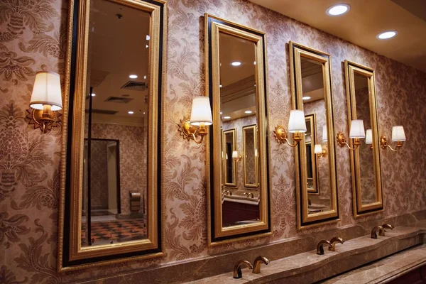 Макао, Китай - 10 ноября 2018 года: Toilets Luxury hotel of The Festian Macao Resort Hotel Стоковая Картинка