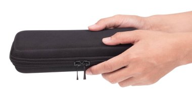 Beyaz arka planda el ele tutuşan şok geçirmez çanta..