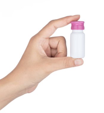 El ele tutuşan ilaç şişesi beyaz arka planda izole edildi