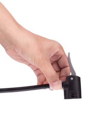 El ele tutuşan baş, arka planda izole edilmiş siyah çizgi lastiğini körüklüyor..