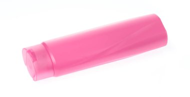 Beyaz arka planda izole edilmiş pembe plastik şampuan şişesi.
