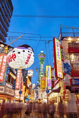 OSAKA, Japonya - 21 Mayıs 2019: Shinsekai ilçesindeki Tsutenkaku Kulesi 