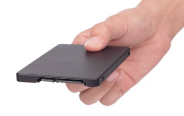 El ele tutuşan harici sabit disk SSD beyaz arkaplanda izole edildi.