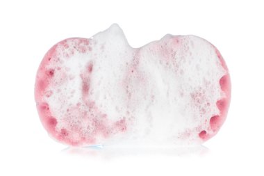 Beyaz arkaplanda izole edilmiş köpük sabunlu sünger
