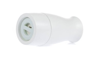 Ahşap şişe çeşnisi beyaz arka planda izole edilmiş.